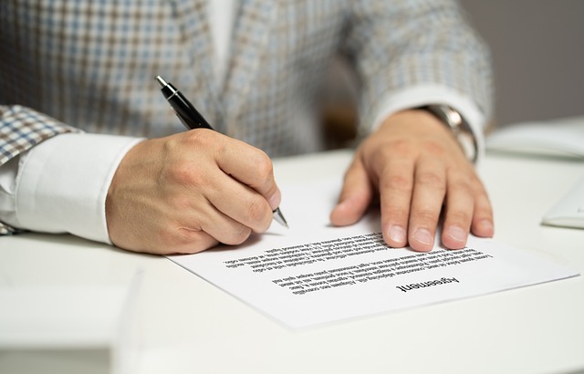 pessoa assinando documento
